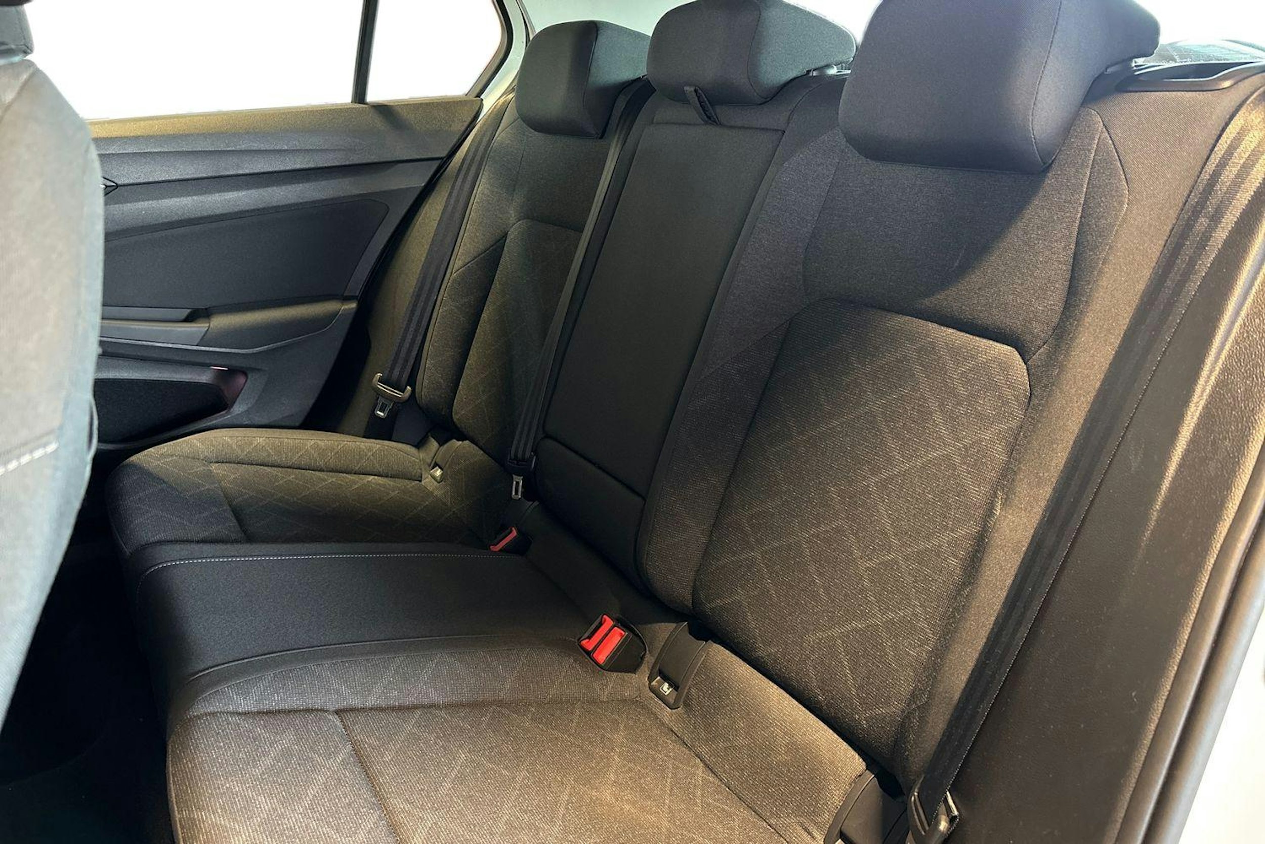 Valkoinen Volkswagen Golf 2021 kuva 8.