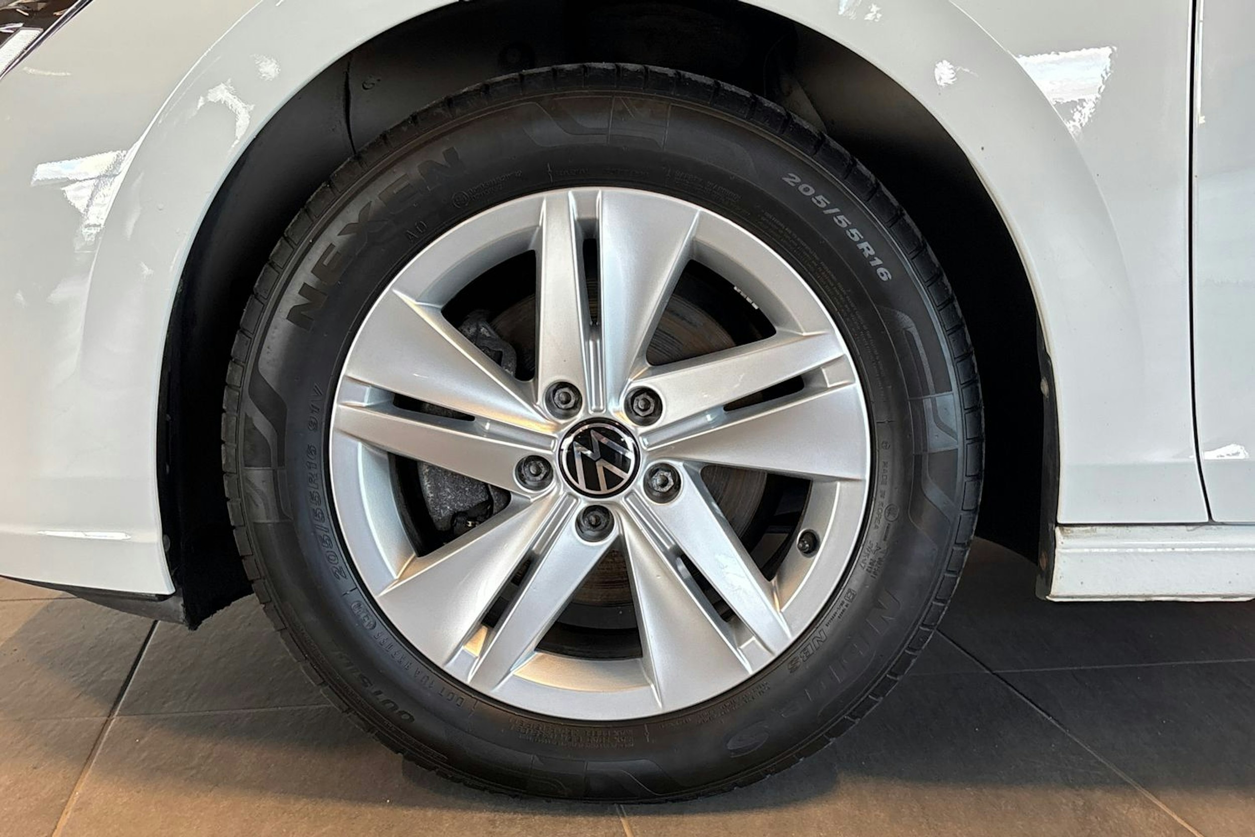 Valkoinen Volkswagen Golf 2021 kuva 9.