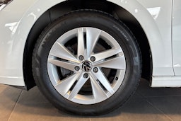 Valkoinen Volkswagen Golf 2021 kuva 9.