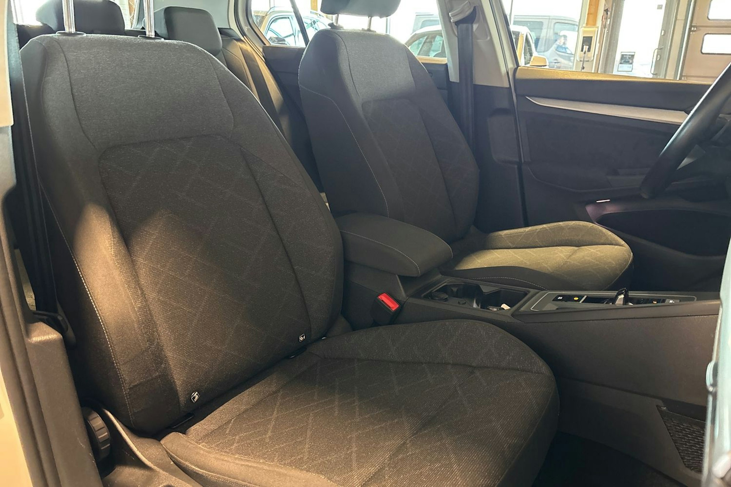 Valkoinen Volkswagen Golf 2021 kuva 12.