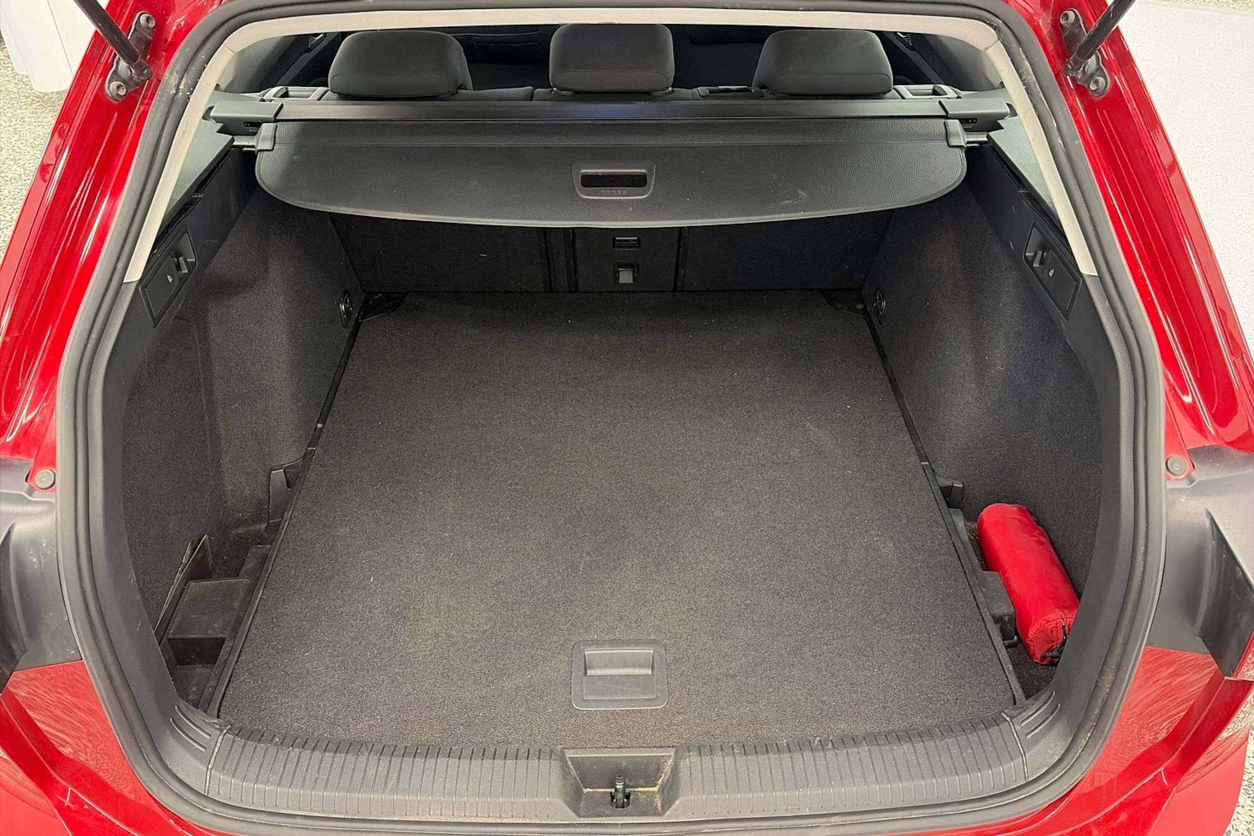 Punainen Volkswagen GOLF 2021 kuva 14.