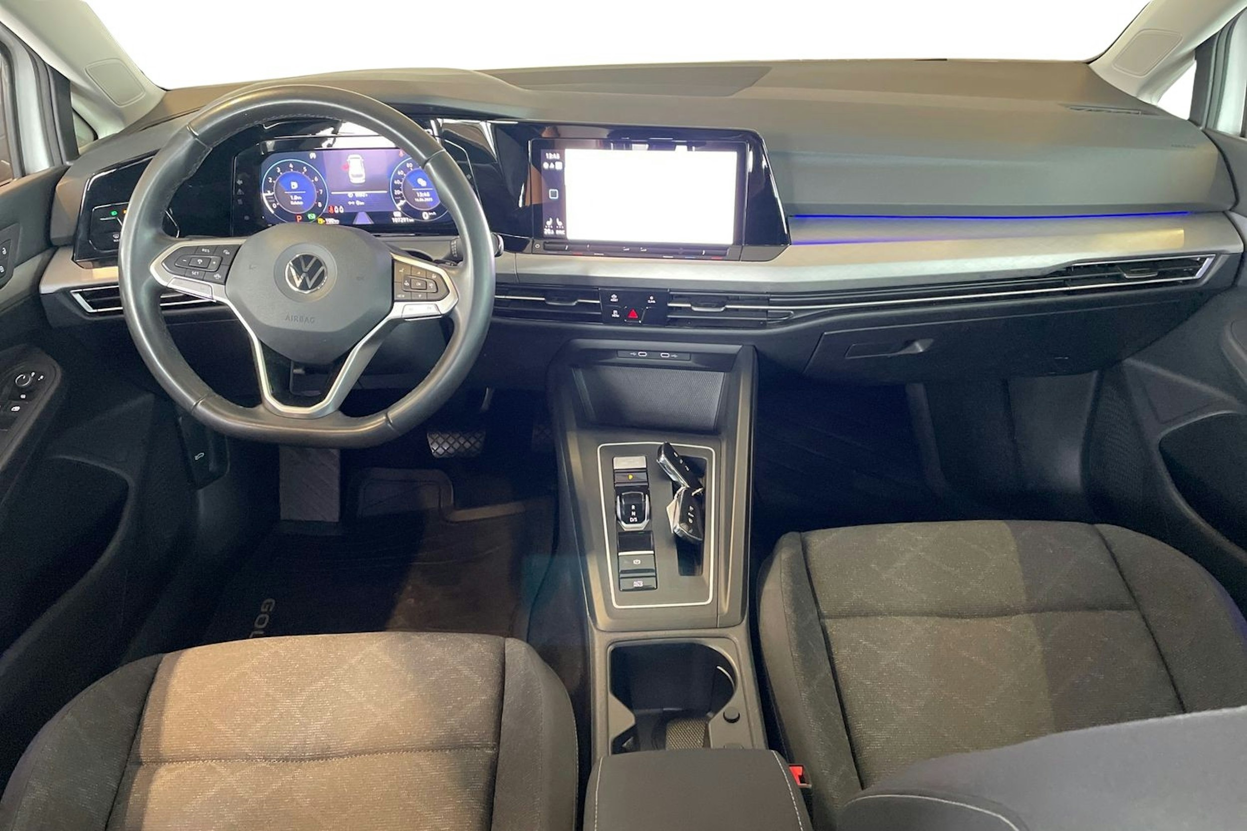 valkoinen Volkswagen Golf 2021 kuva 9.
