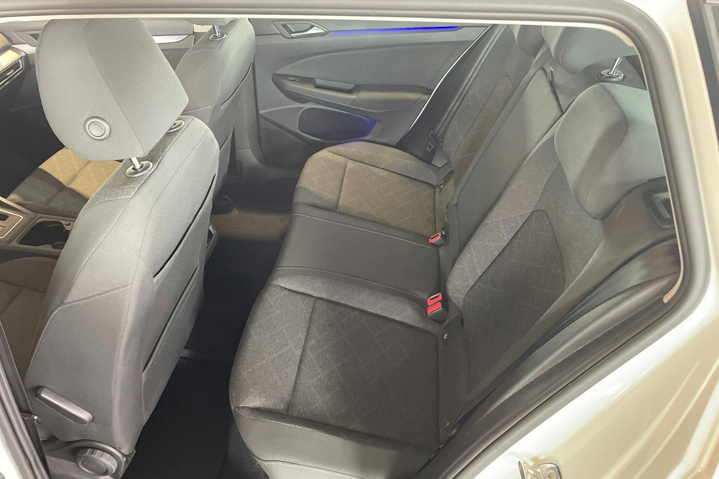valkoinen Volkswagen Golf 2021 kuva 10.
