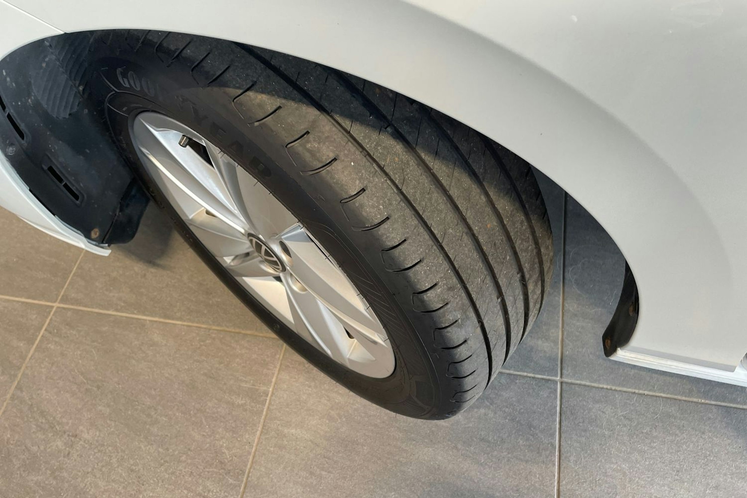 valkoinen Volkswagen Golf 2021 kuva 13.