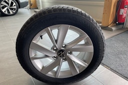 valkoinen Volkswagen Golf 2021 kuva 19.
