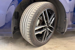 sininen Volkswagen Golf 2021 kuva 13.