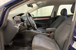 sininen Volkswagen Golf 2021 kuva 15.