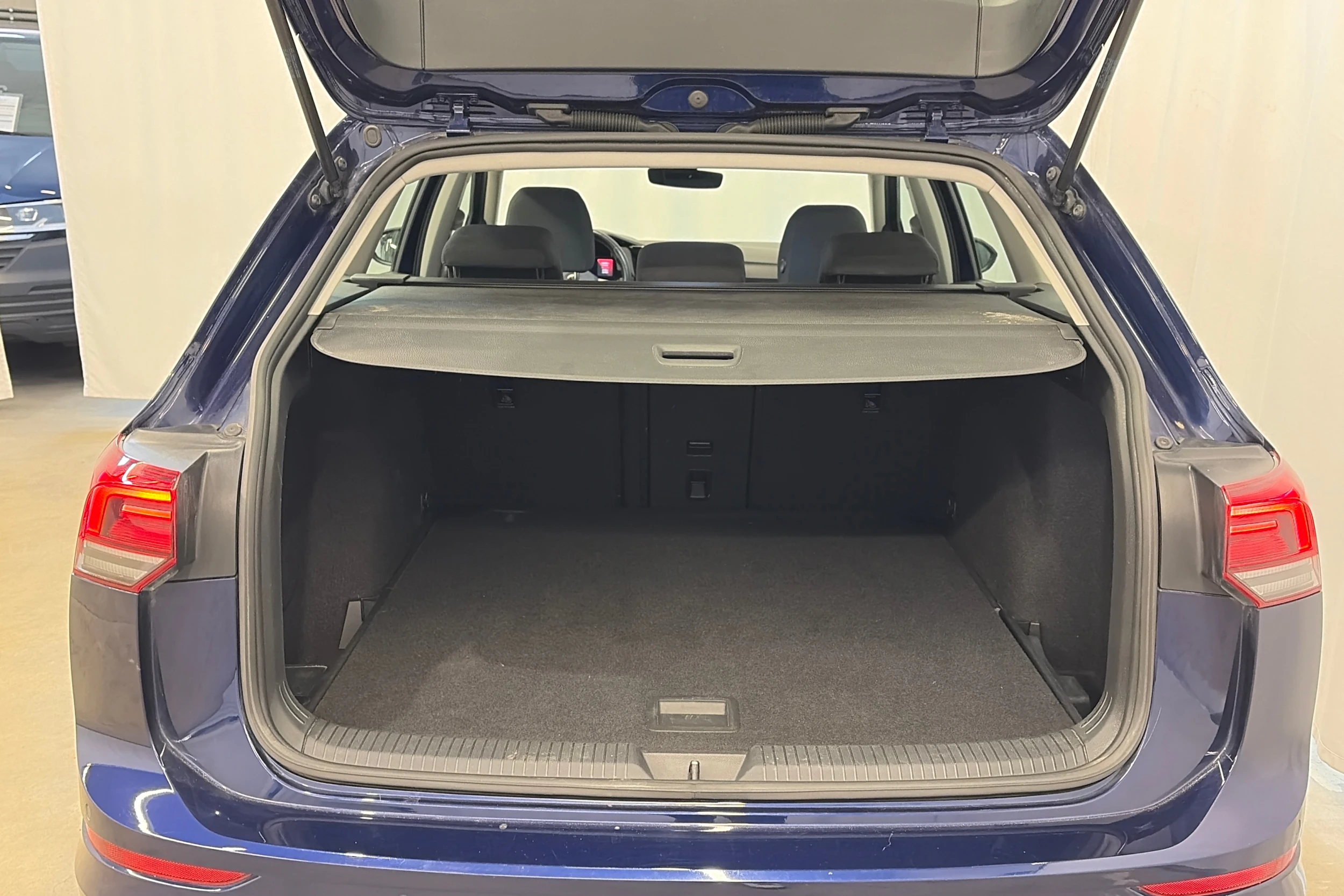 sininen Volkswagen Golf 2021 kuva 29.