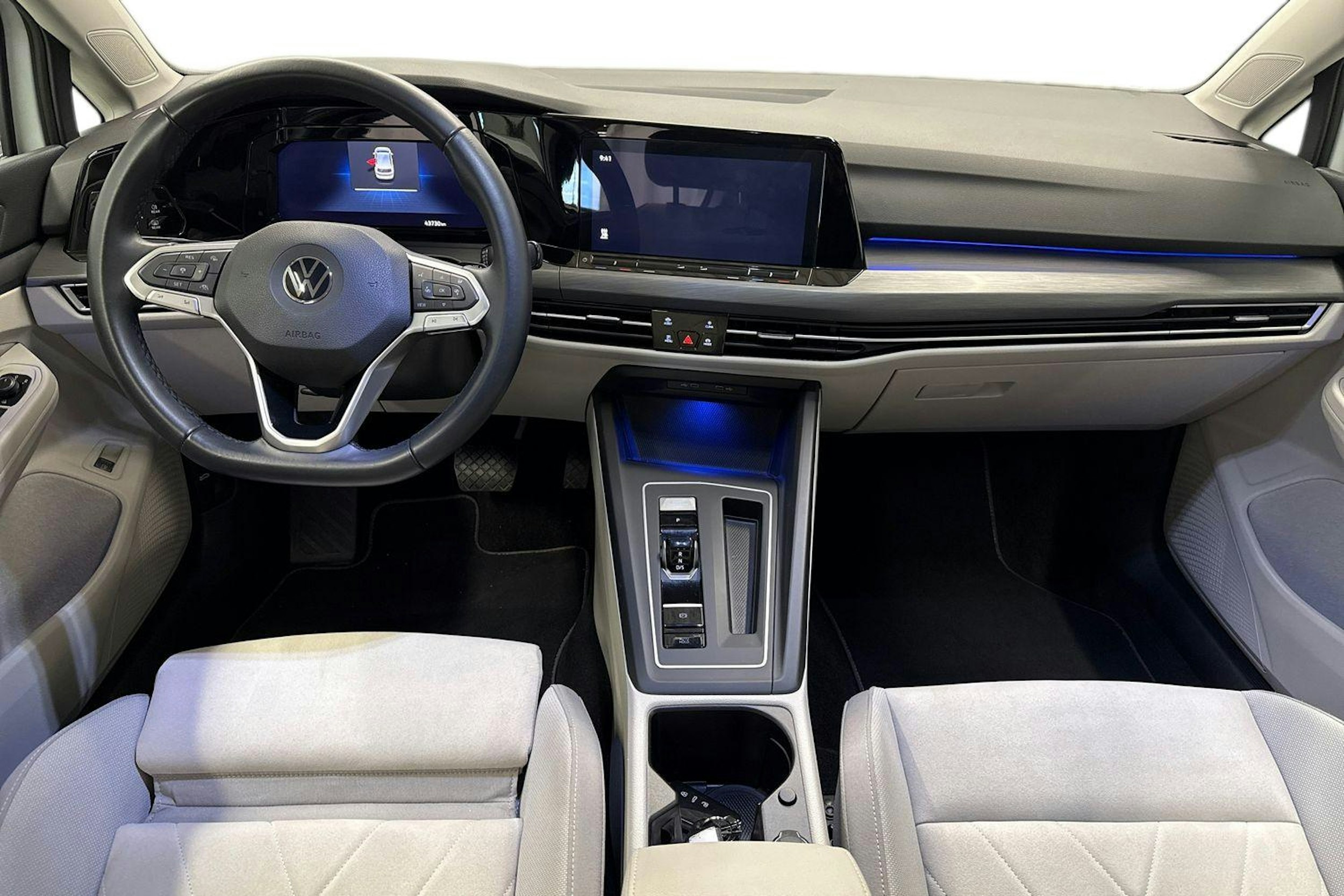 valkoinen Volkswagen Golf 2021 kuva 9.