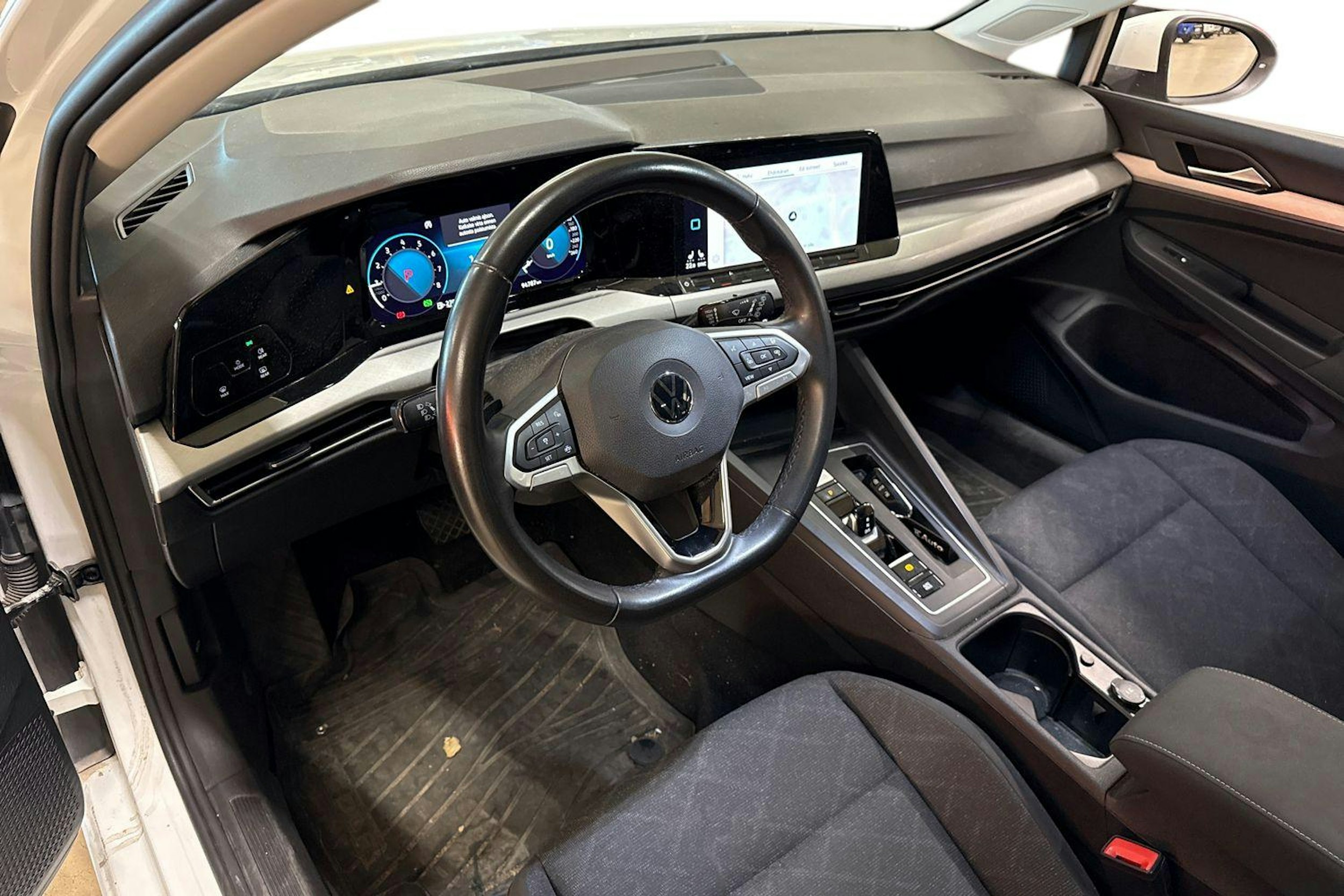 valkoinen Volkswagen Golf 2021 kuva 3.