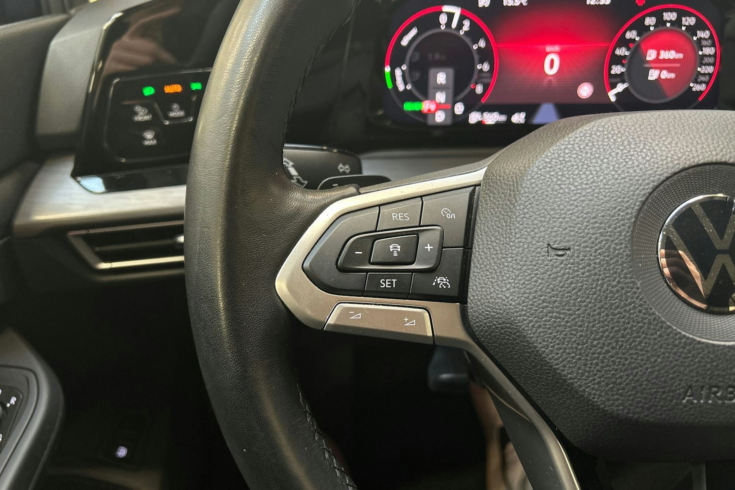 sininen Volkswagen Golf 2021 kuva 14.