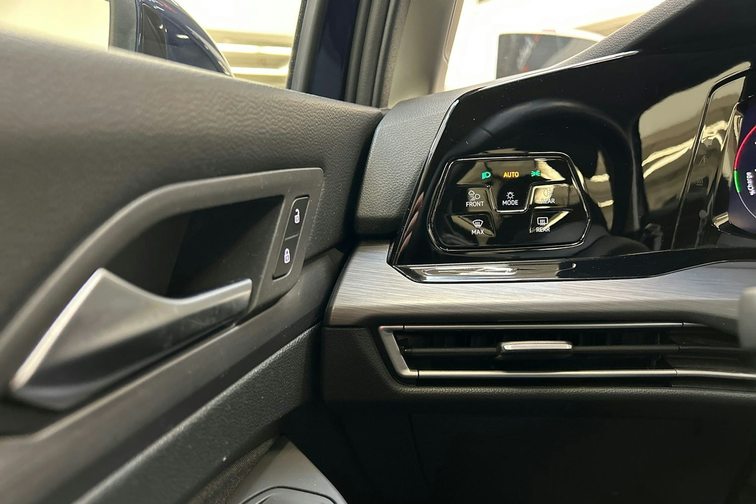 sininen Volkswagen Golf 2021 kuva 24.