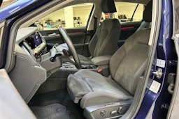 sininen Volkswagen Golf 2021 kuva 27.