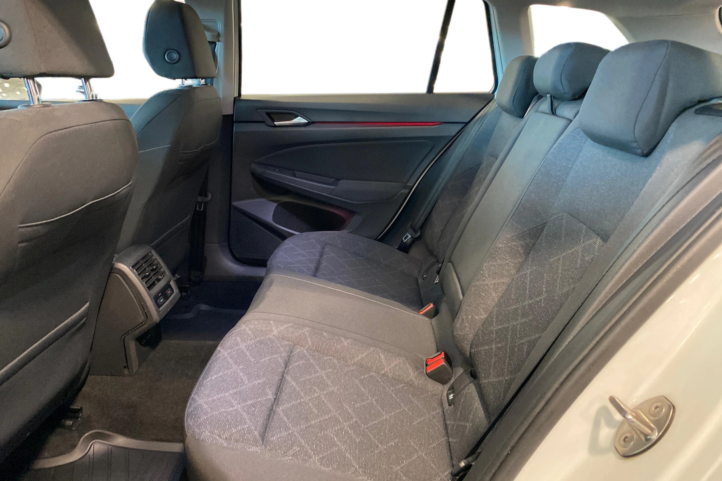Valkoinen Volkswagen GOLF 2021 kuva 8.