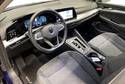 sininen Volkswagen Golf 2021 kuva 7.