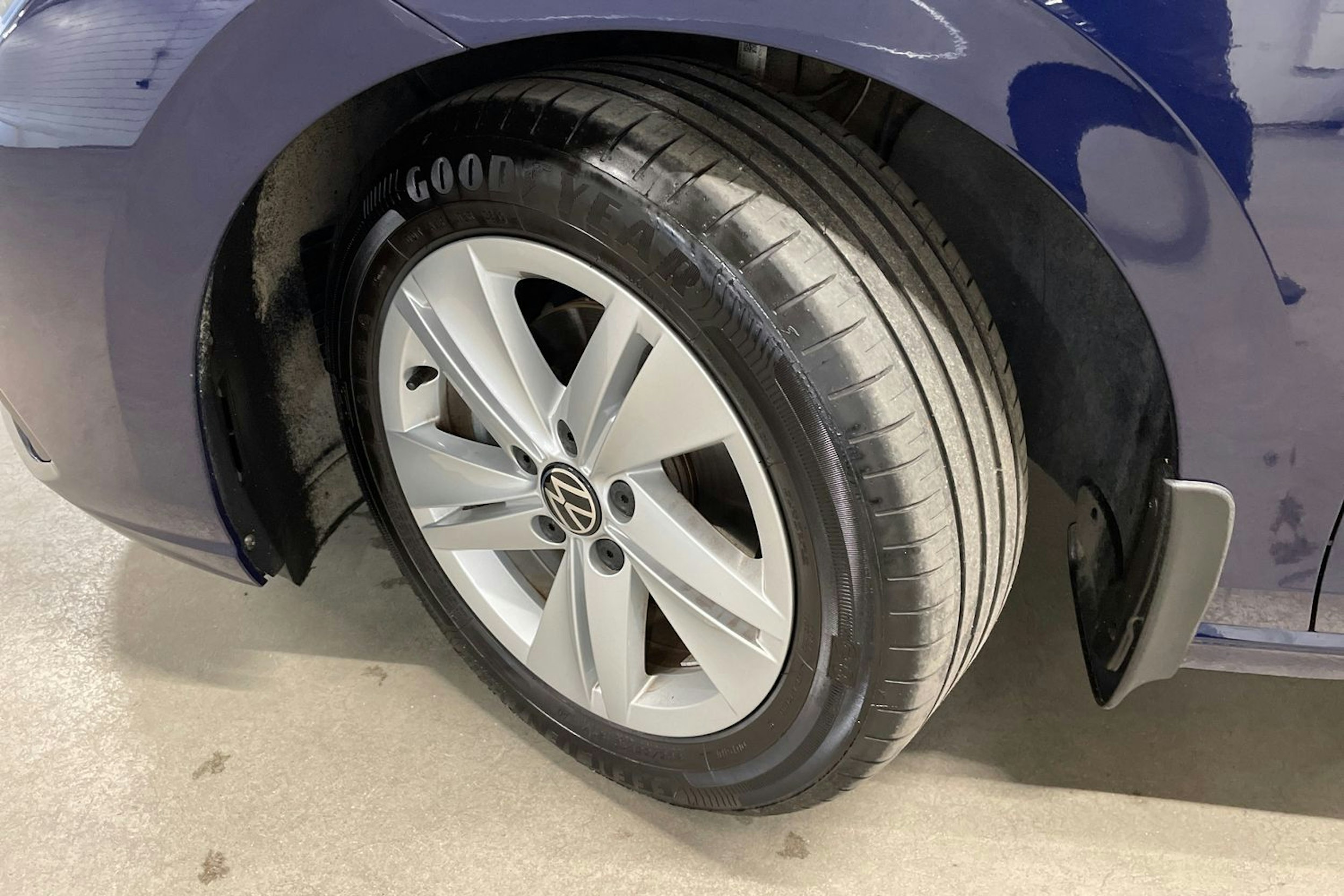 sininen Volkswagen Golf 2021 kuva 13.
