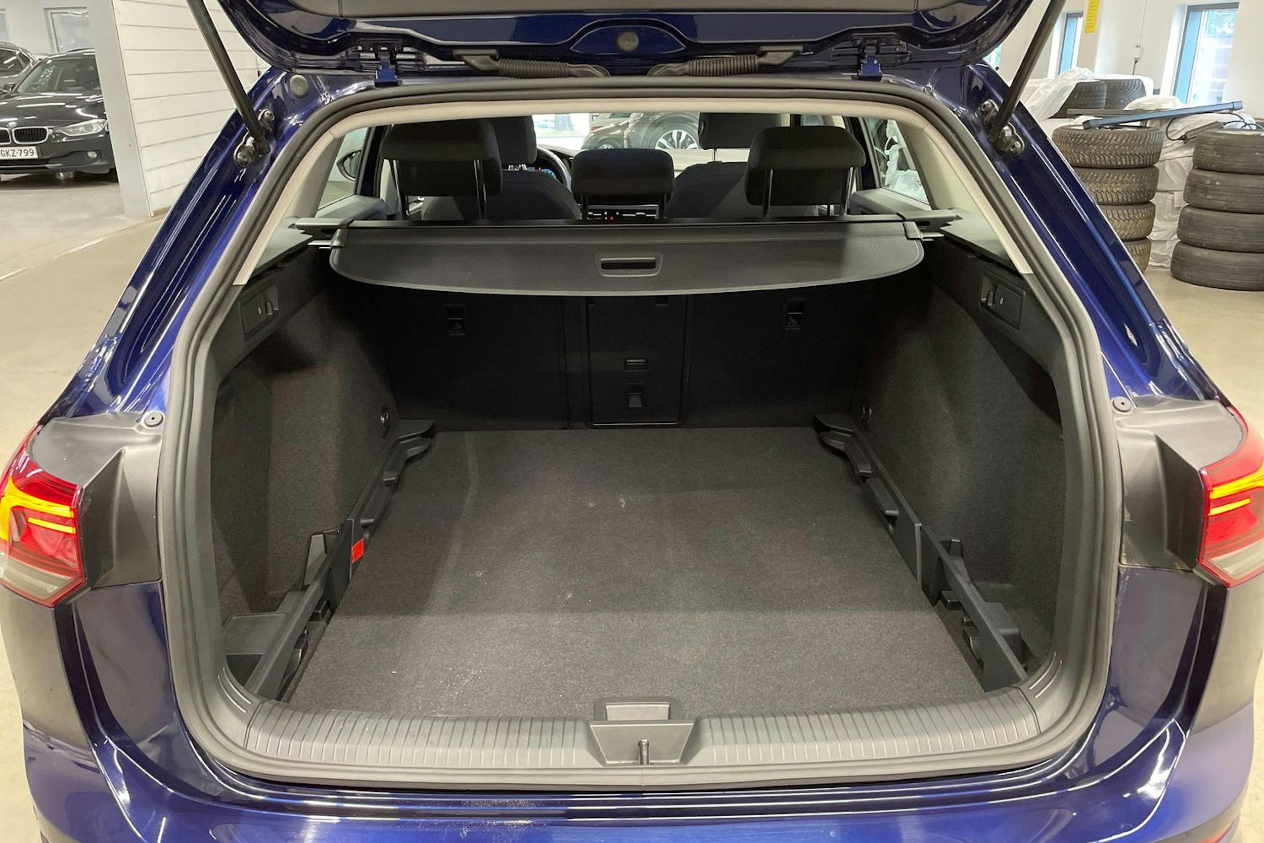 sininen Volkswagen Golf 2021 kuva 15.