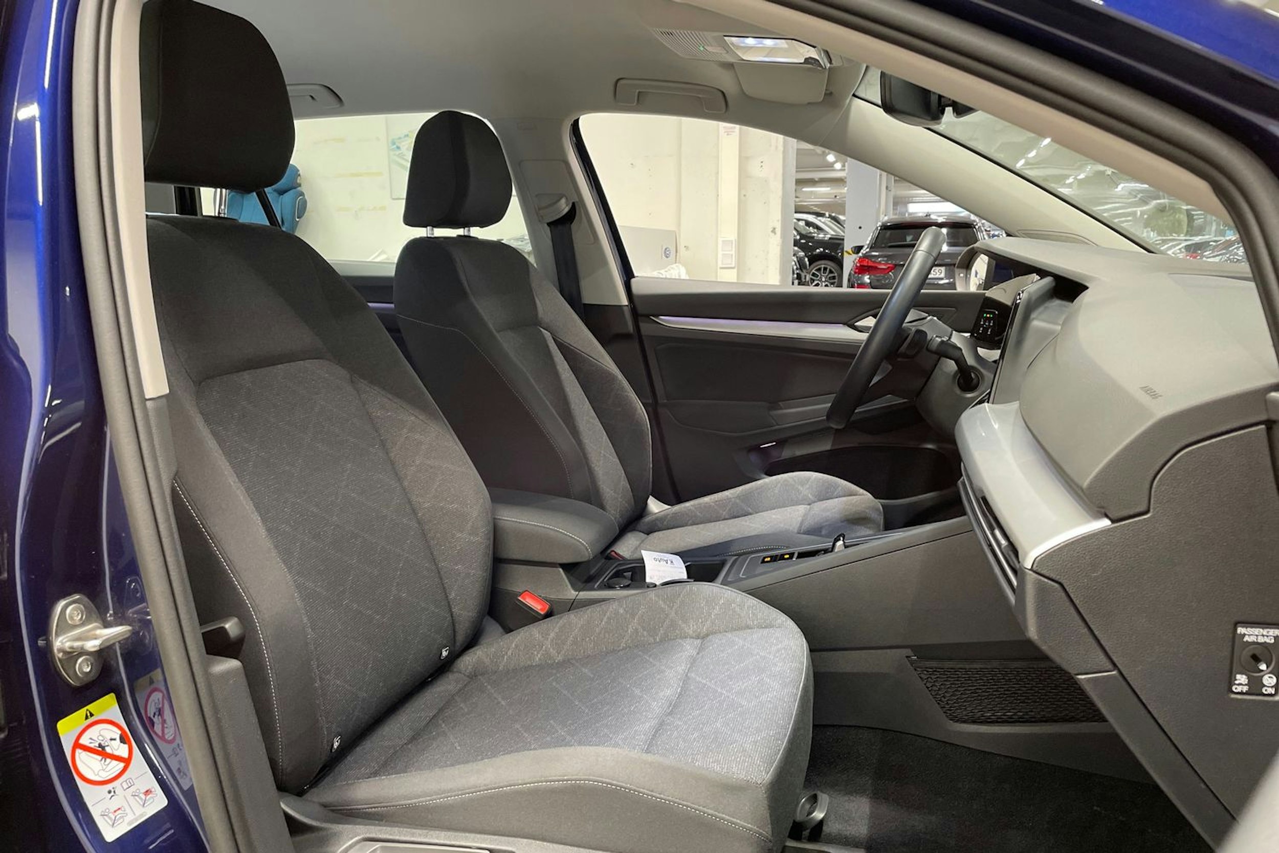 sininen Volkswagen Golf 2021 kuva 30.