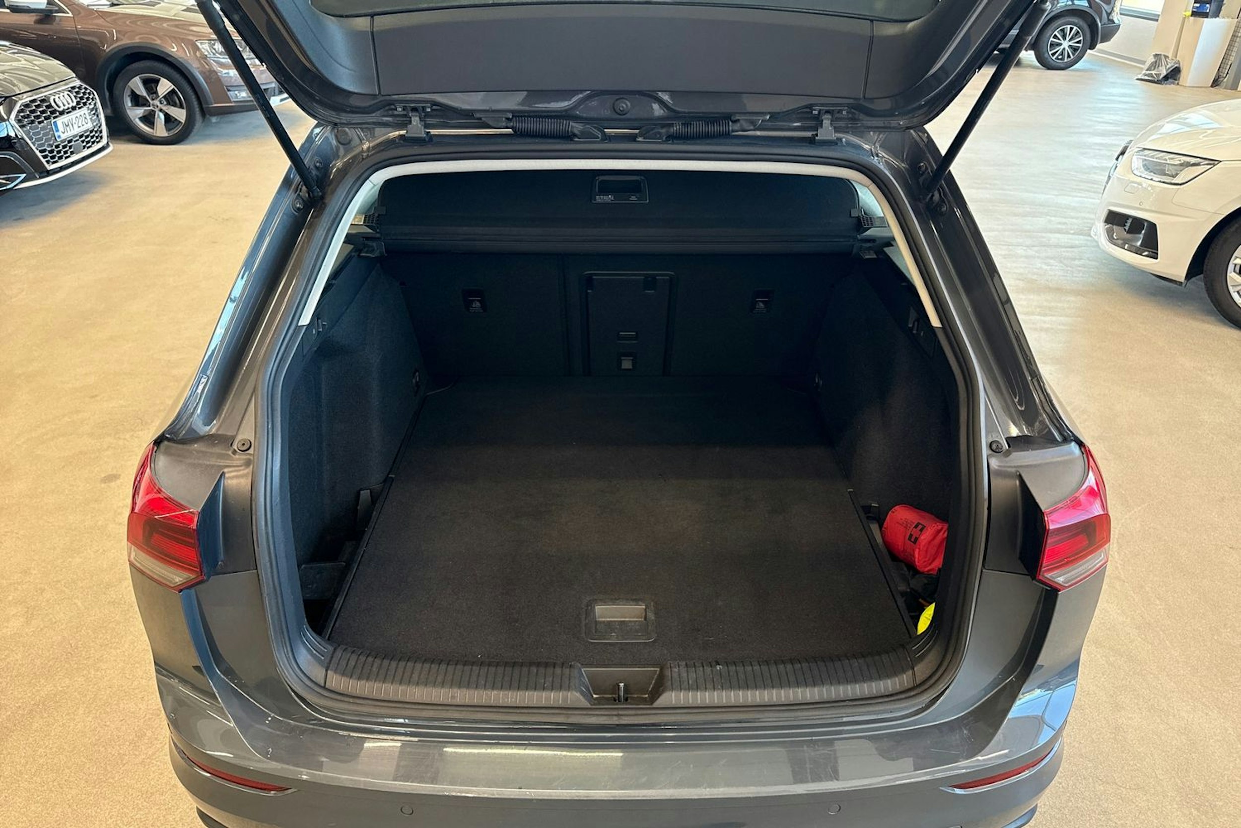 harmaa Volkswagen Golf 2021 kuva 28.
