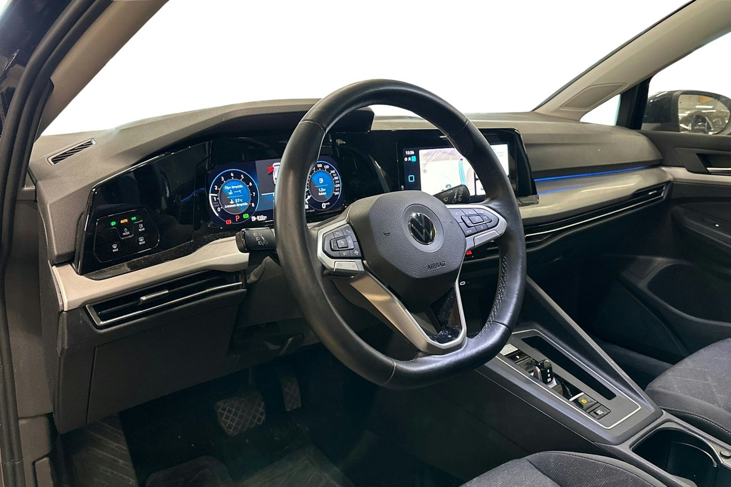 musta Volkswagen Golf 2021 kuva 3.