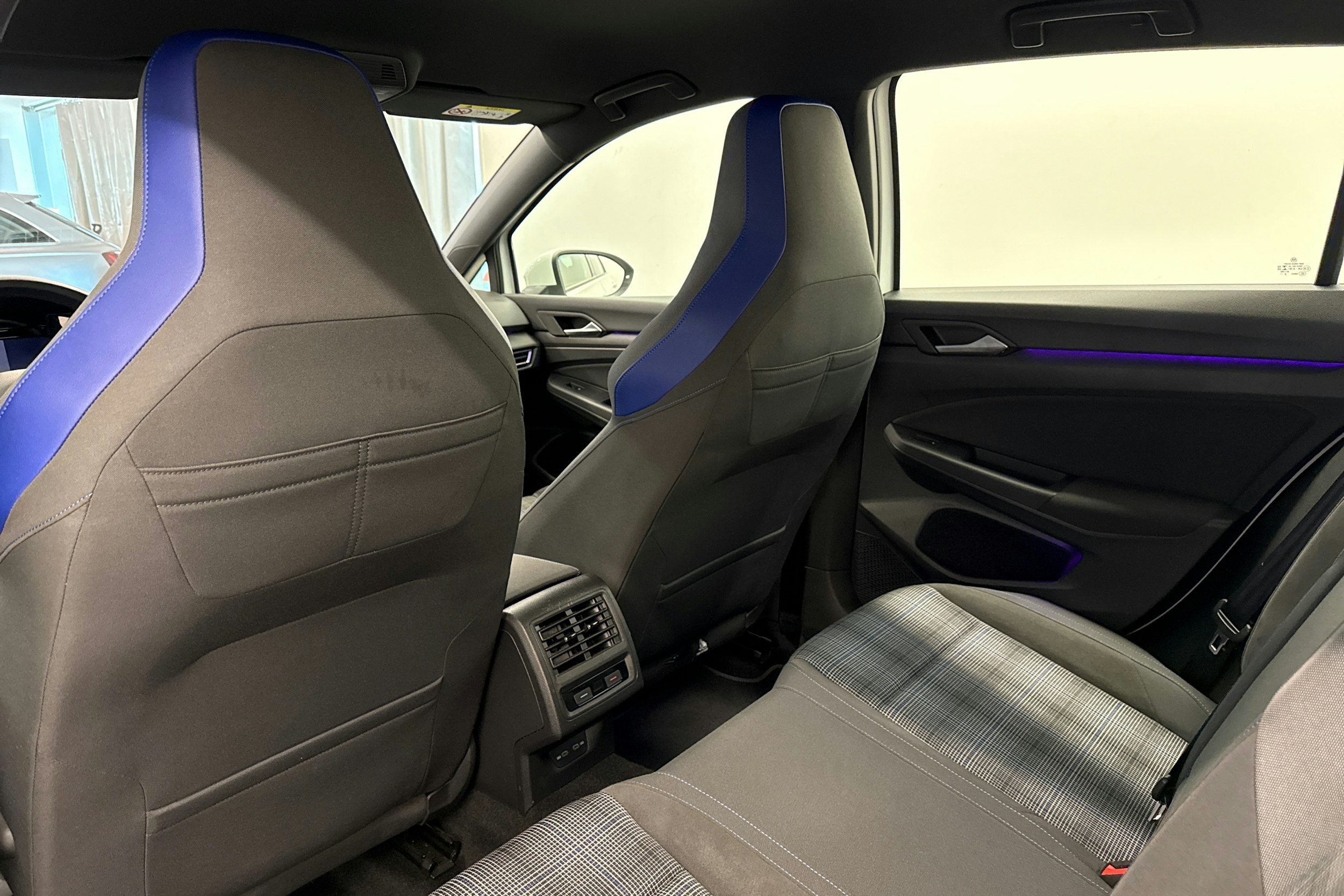 valkoinen Volkswagen Golf 2021 kuva 14.