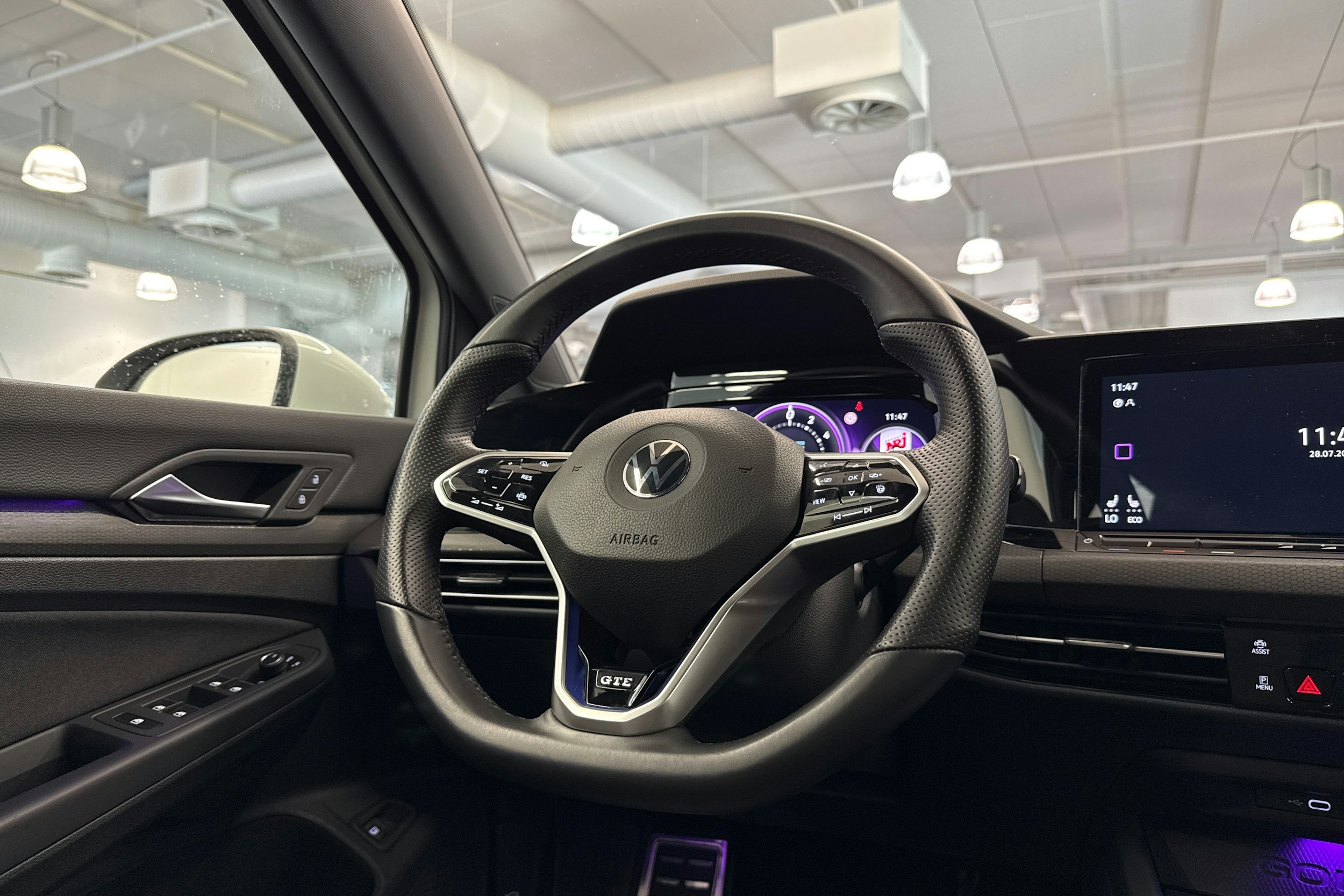 valkoinen Volkswagen Golf 2021 kuva 17.