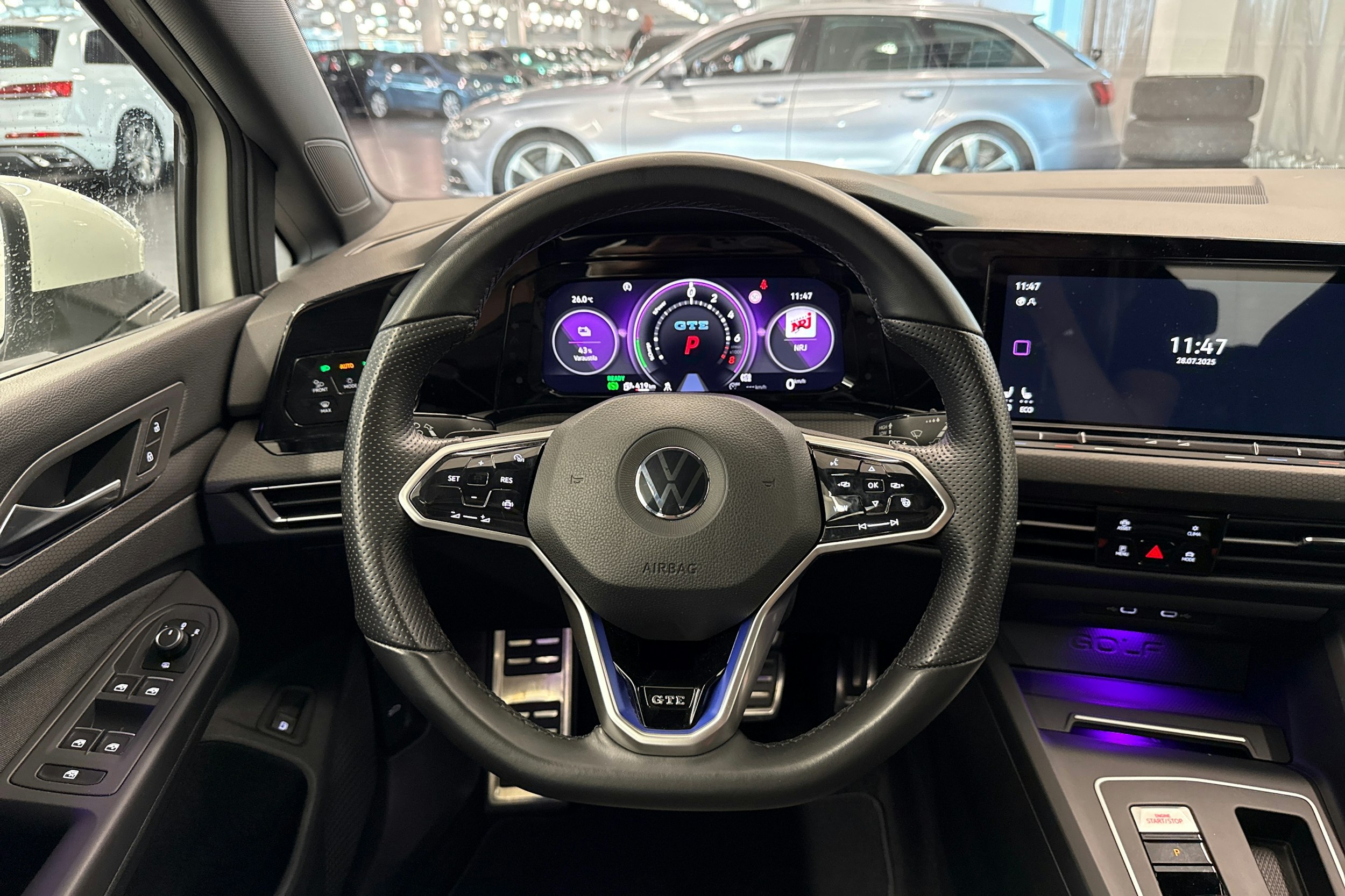 valkoinen Volkswagen Golf 2021 kuva 18.