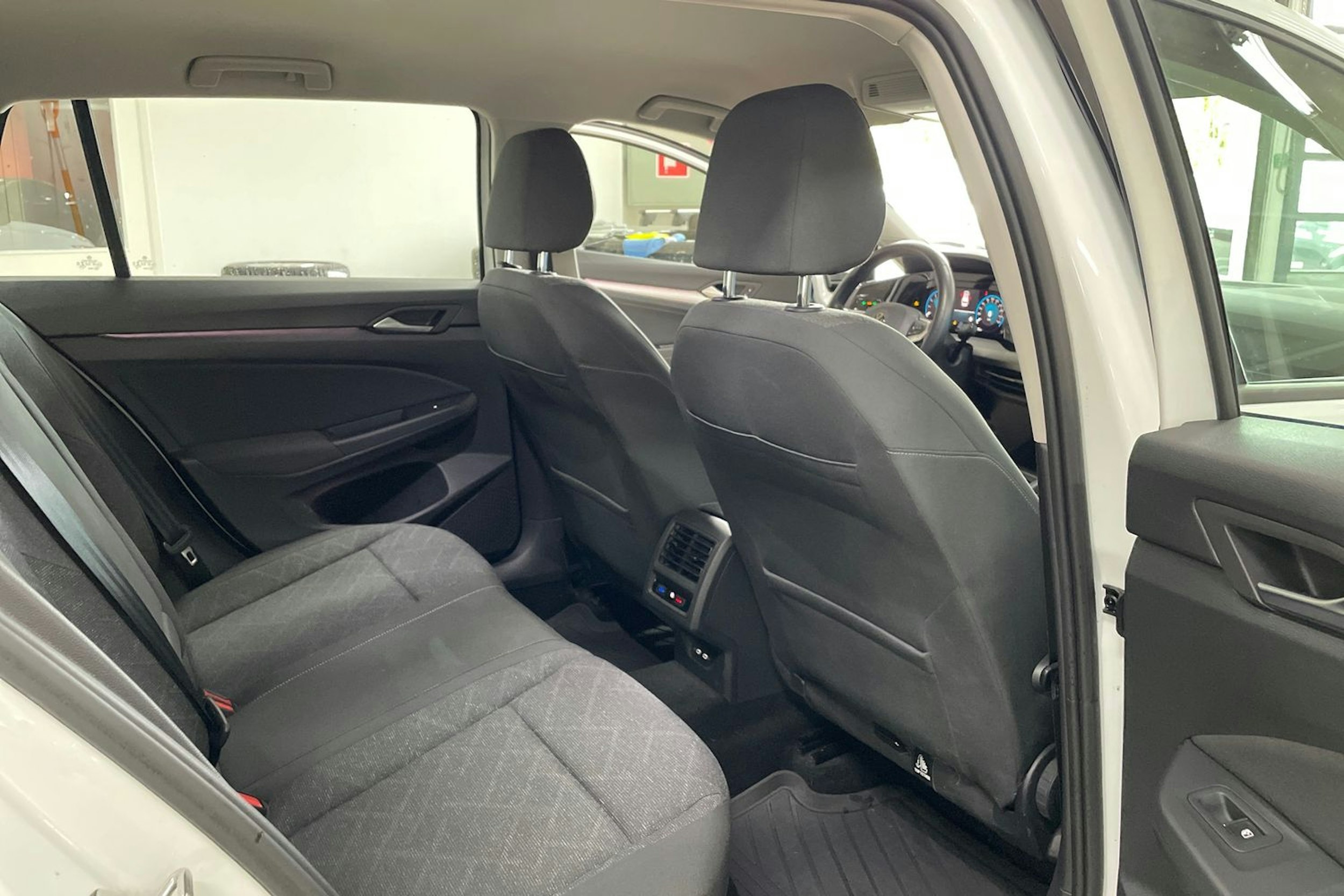 valkoinen Volkswagen Golf 2021 kuva 14.