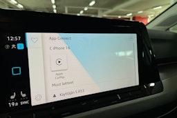 valkoinen Volkswagen Golf 2021 kuva 22.