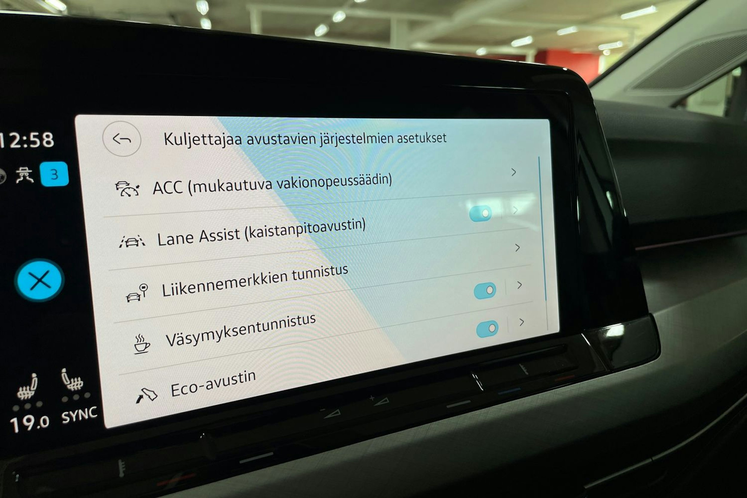 valkoinen Volkswagen Golf 2021 kuva 24.