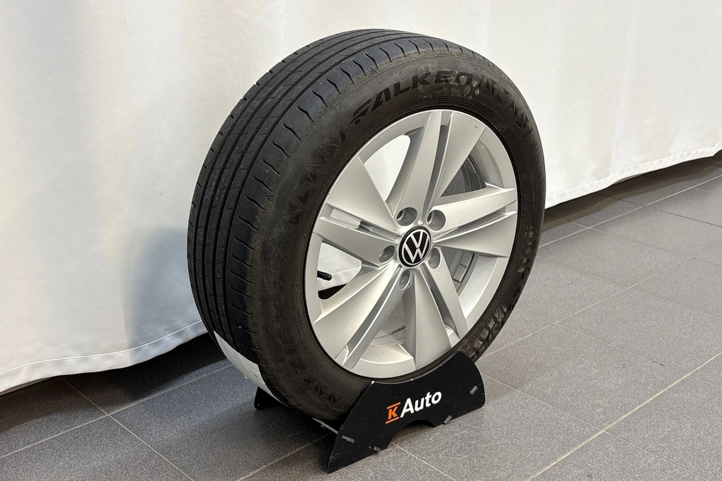 valkoinen Volkswagen Golf 2021 kuva 13.