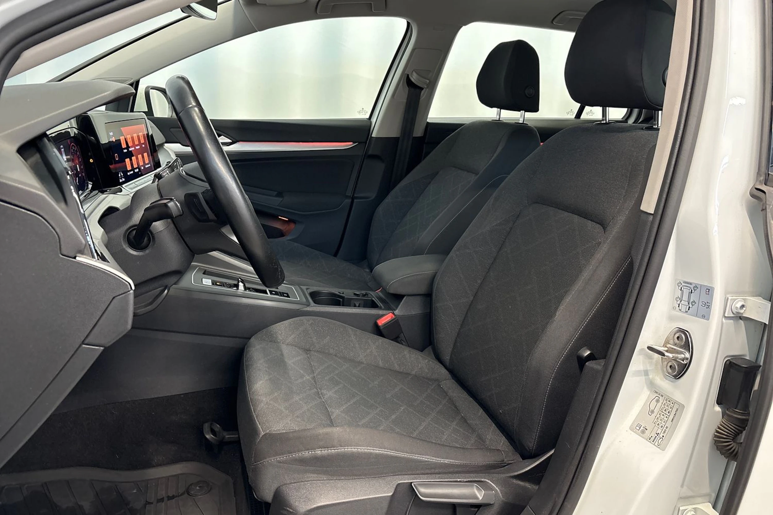 valkoinen Volkswagen Golf 2021 kuva 14.