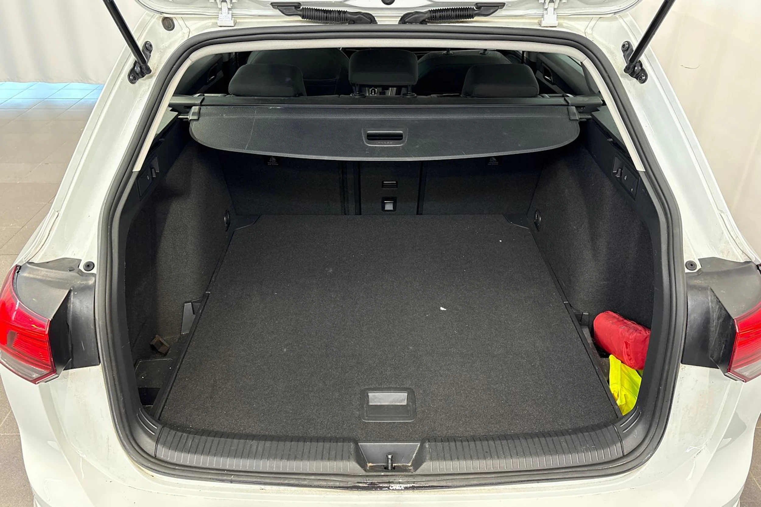 valkoinen Volkswagen Golf 2021 kuva 17.