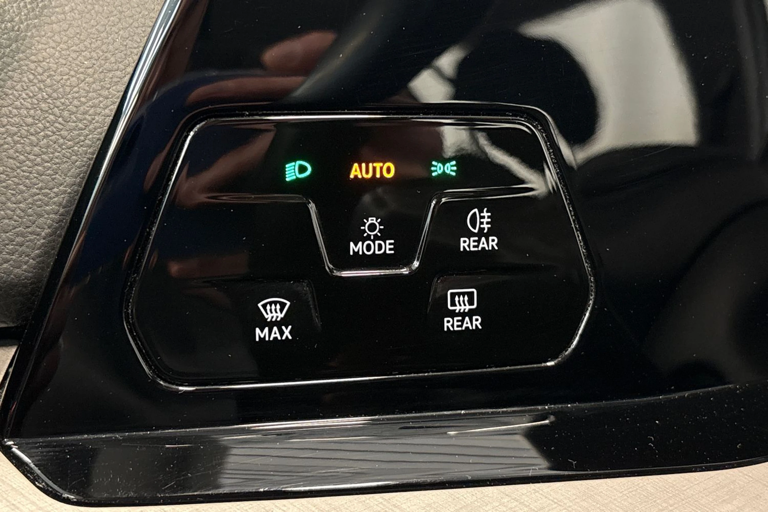 valkoinen Volkswagen Golf 2021 kuva 28.