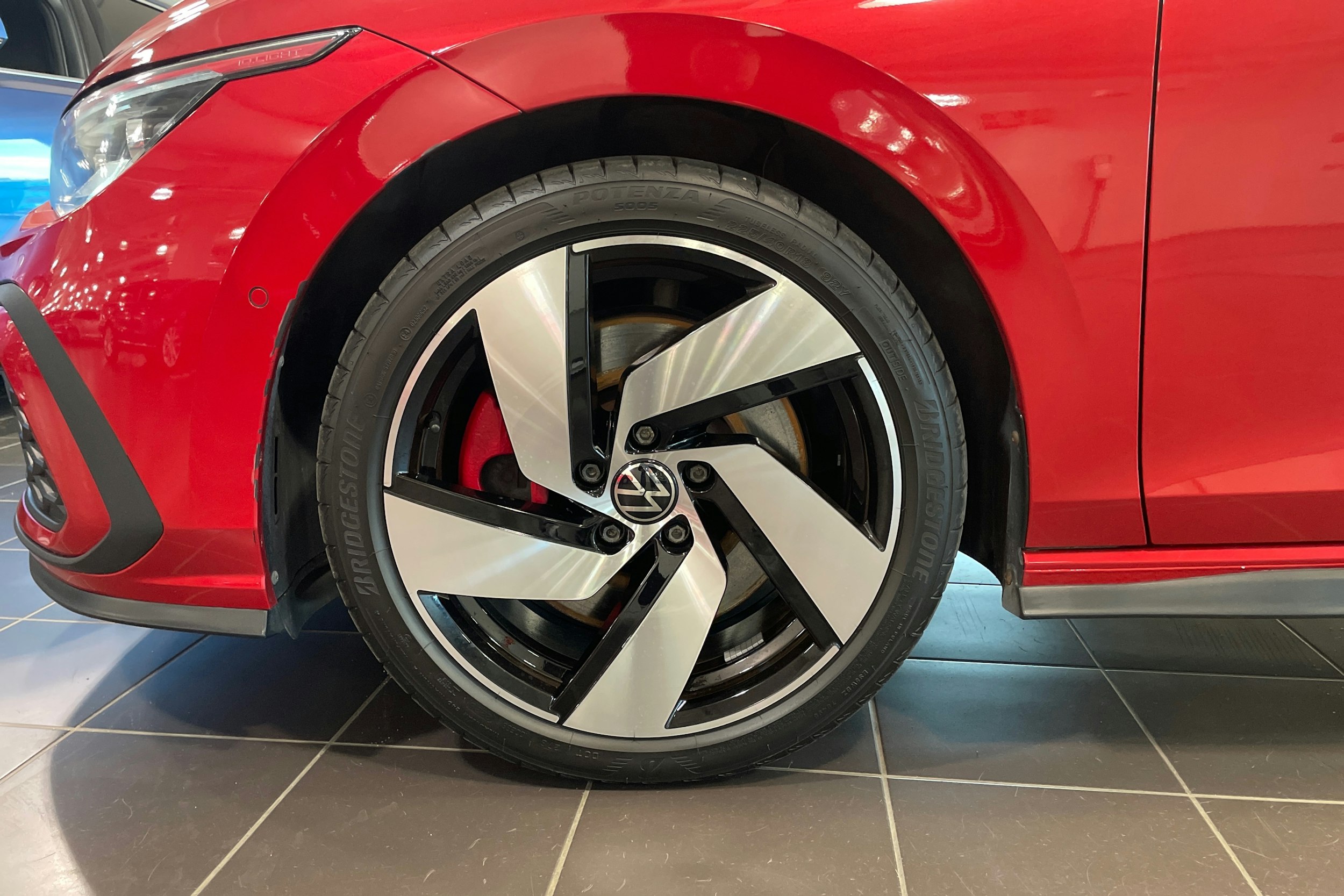 punainen Volkswagen Golf 2021 kuva 11.