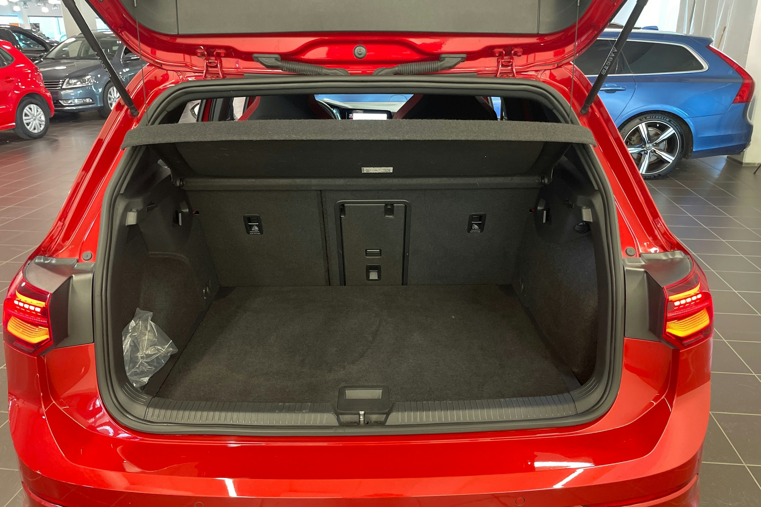 punainen Volkswagen Golf 2021 kuva 16.