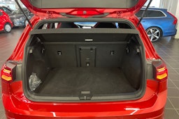 punainen Volkswagen Golf 2021 kuva 16.