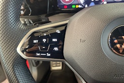 punainen Volkswagen Golf 2021 kuva 17.