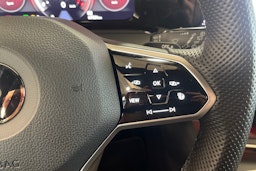 punainen Volkswagen Golf 2021 kuva 18.