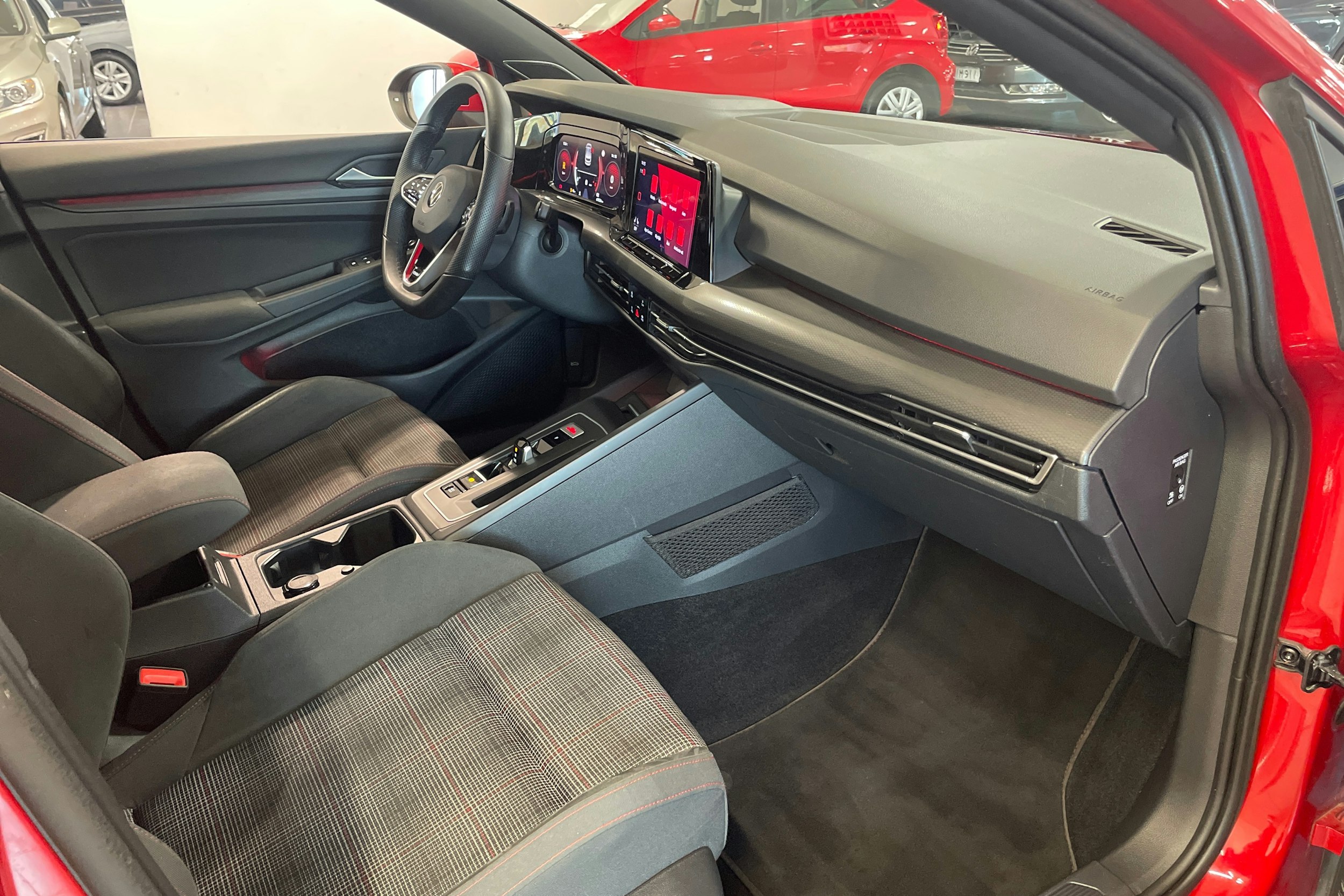 punainen Volkswagen Golf 2021 kuva 24.