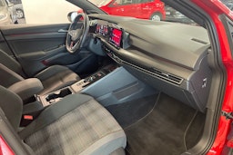 punainen Volkswagen Golf 2021 kuva 24.