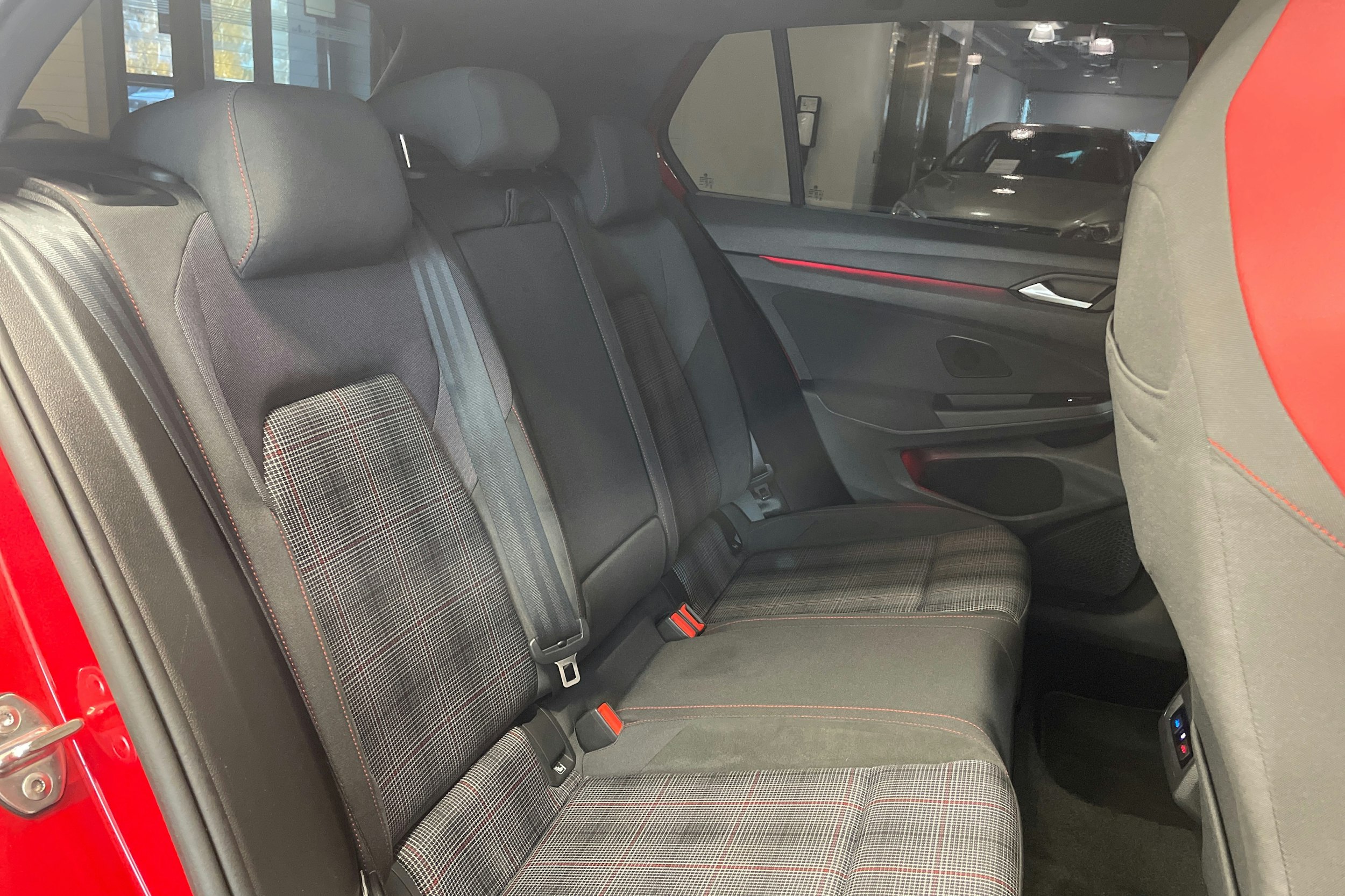 punainen Volkswagen Golf 2021 kuva 25.