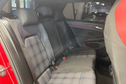 punainen Volkswagen Golf 2021 kuva 25.