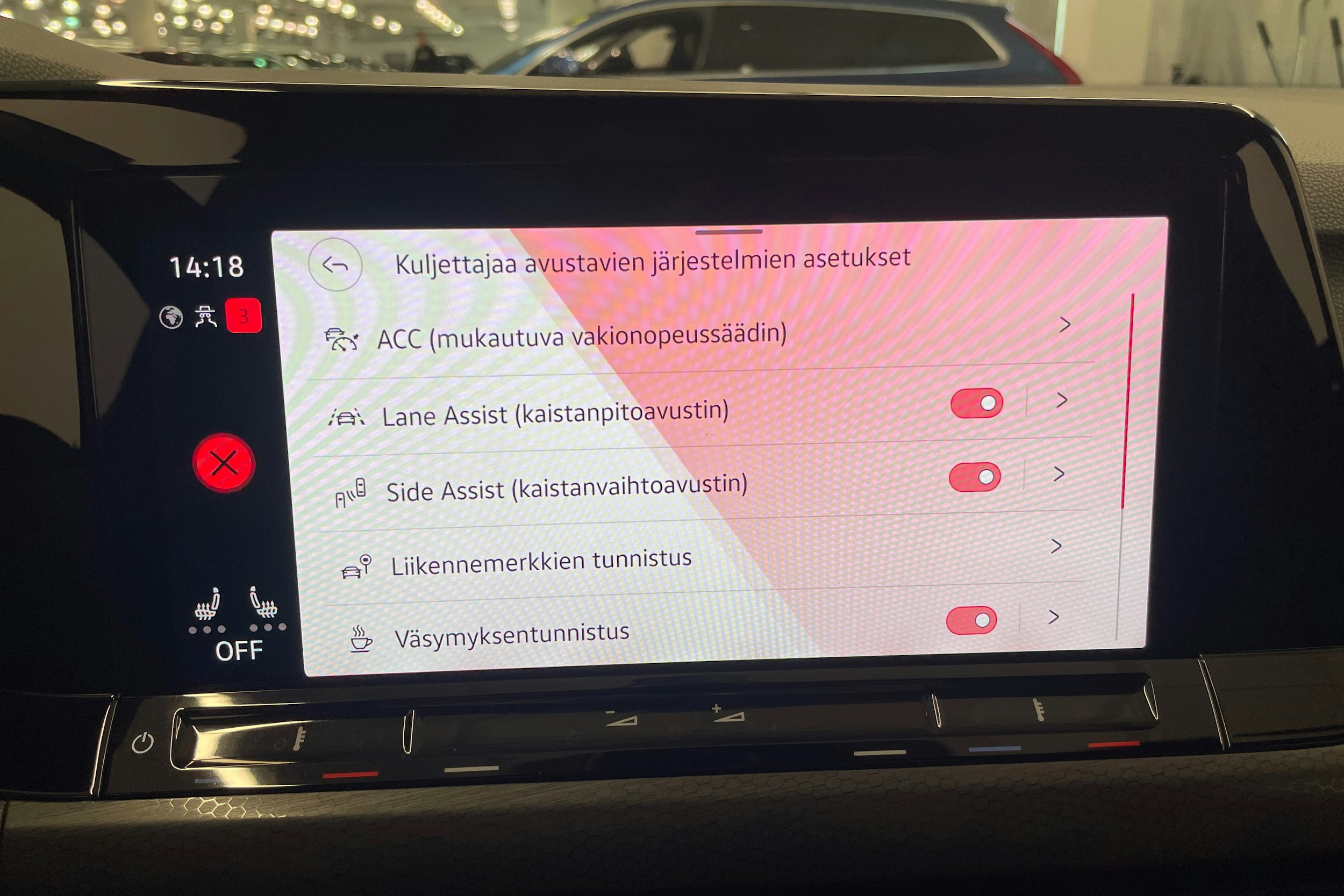 punainen Volkswagen Golf 2021 kuva 27.