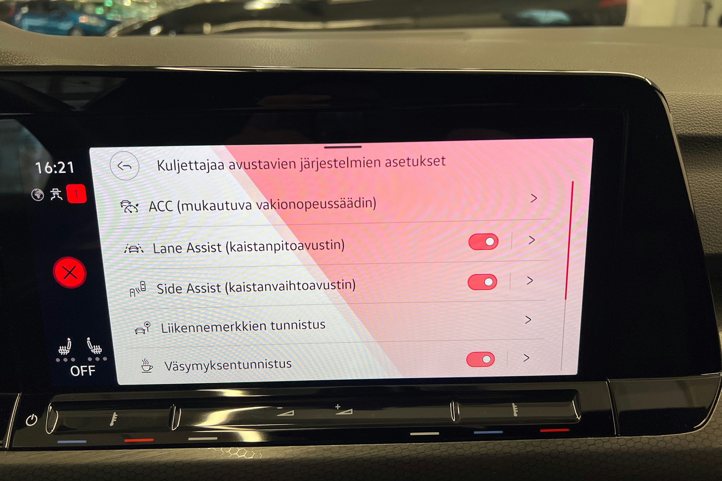 punainen Volkswagen Golf 2021 kuva 29.