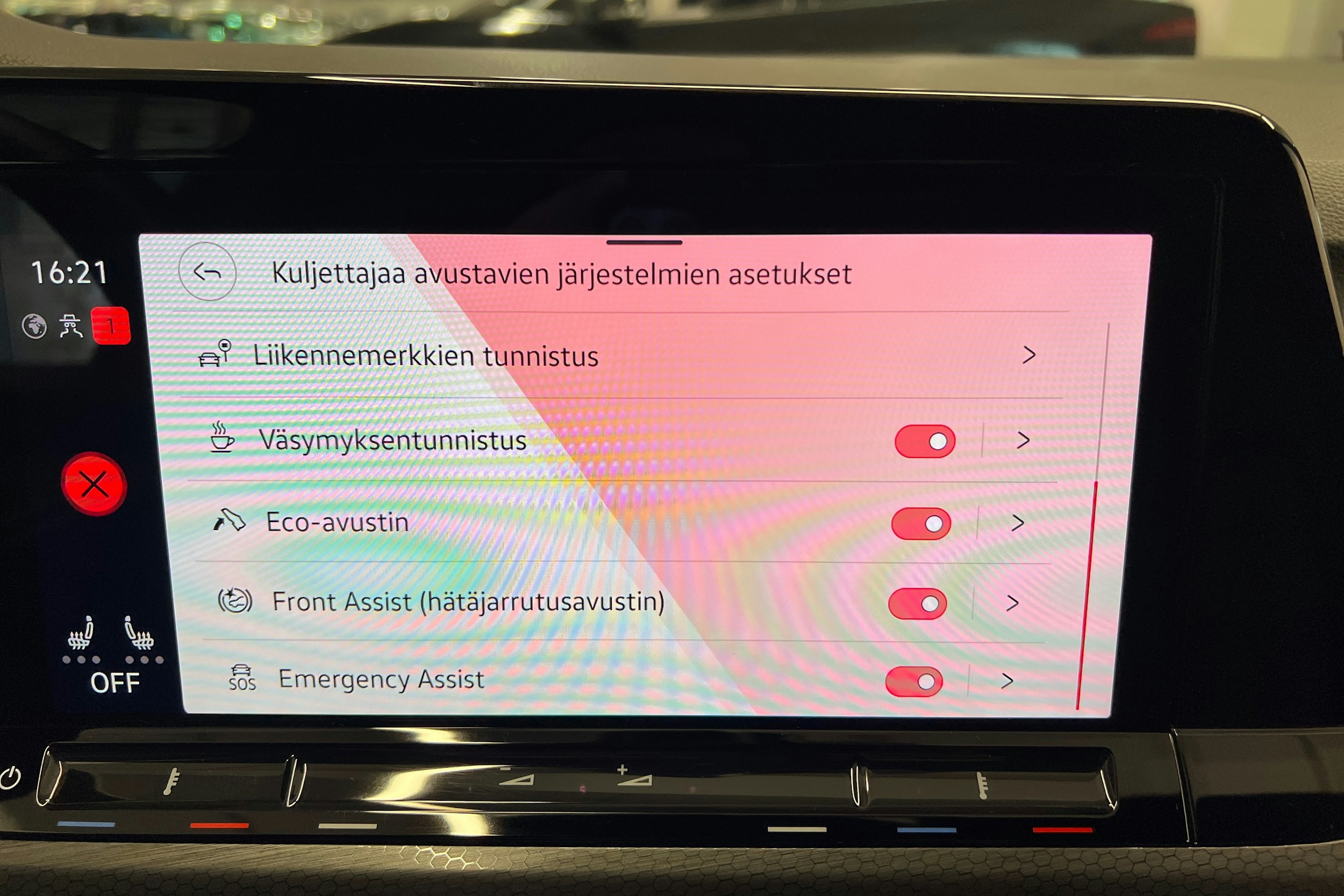 punainen Volkswagen Golf 2021 kuva 30.