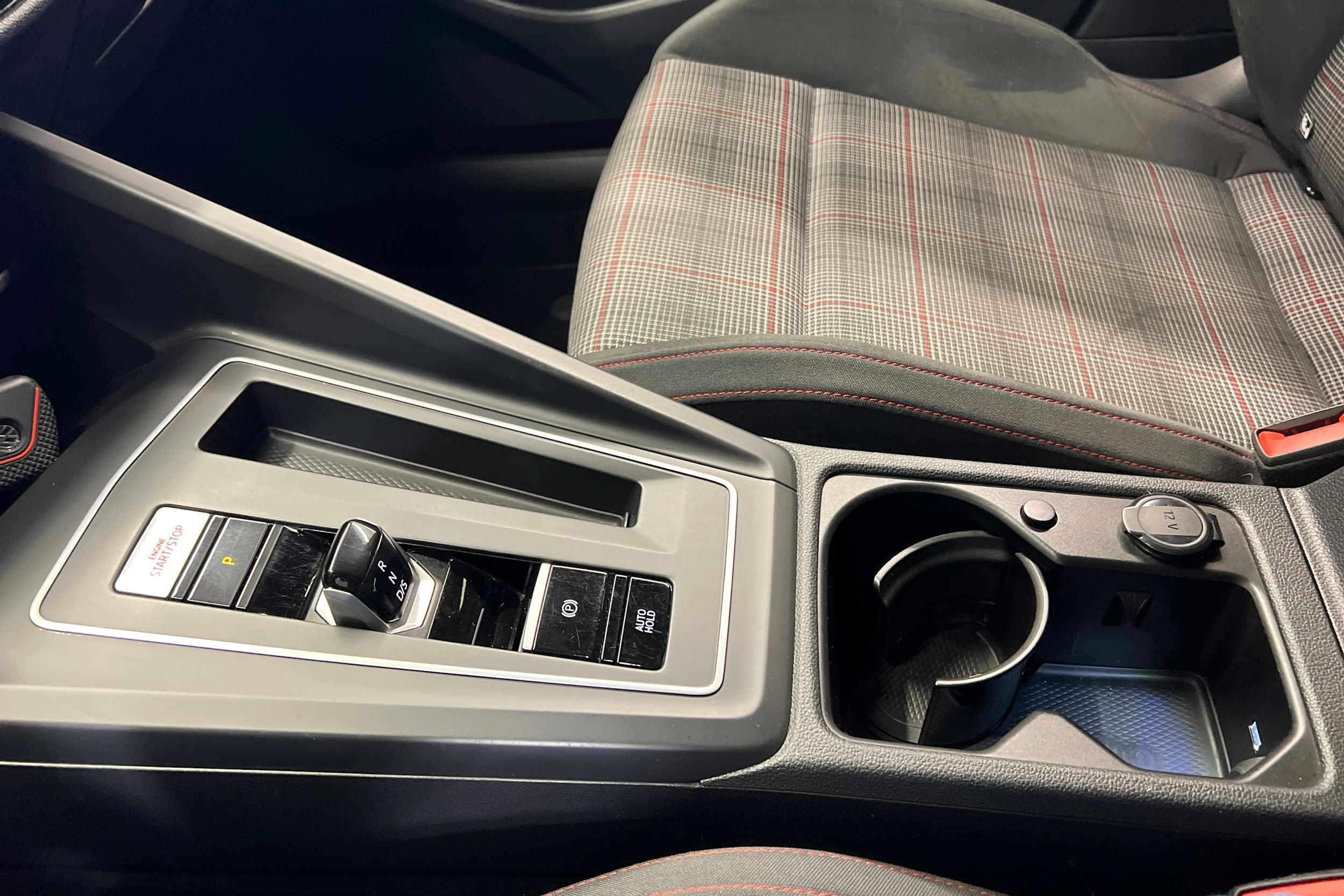 punainen Volkswagen Golf 2021 kuva 31.