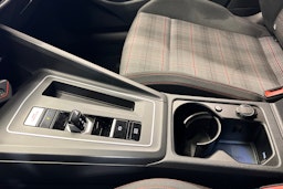 punainen Volkswagen Golf 2021 kuva 31.