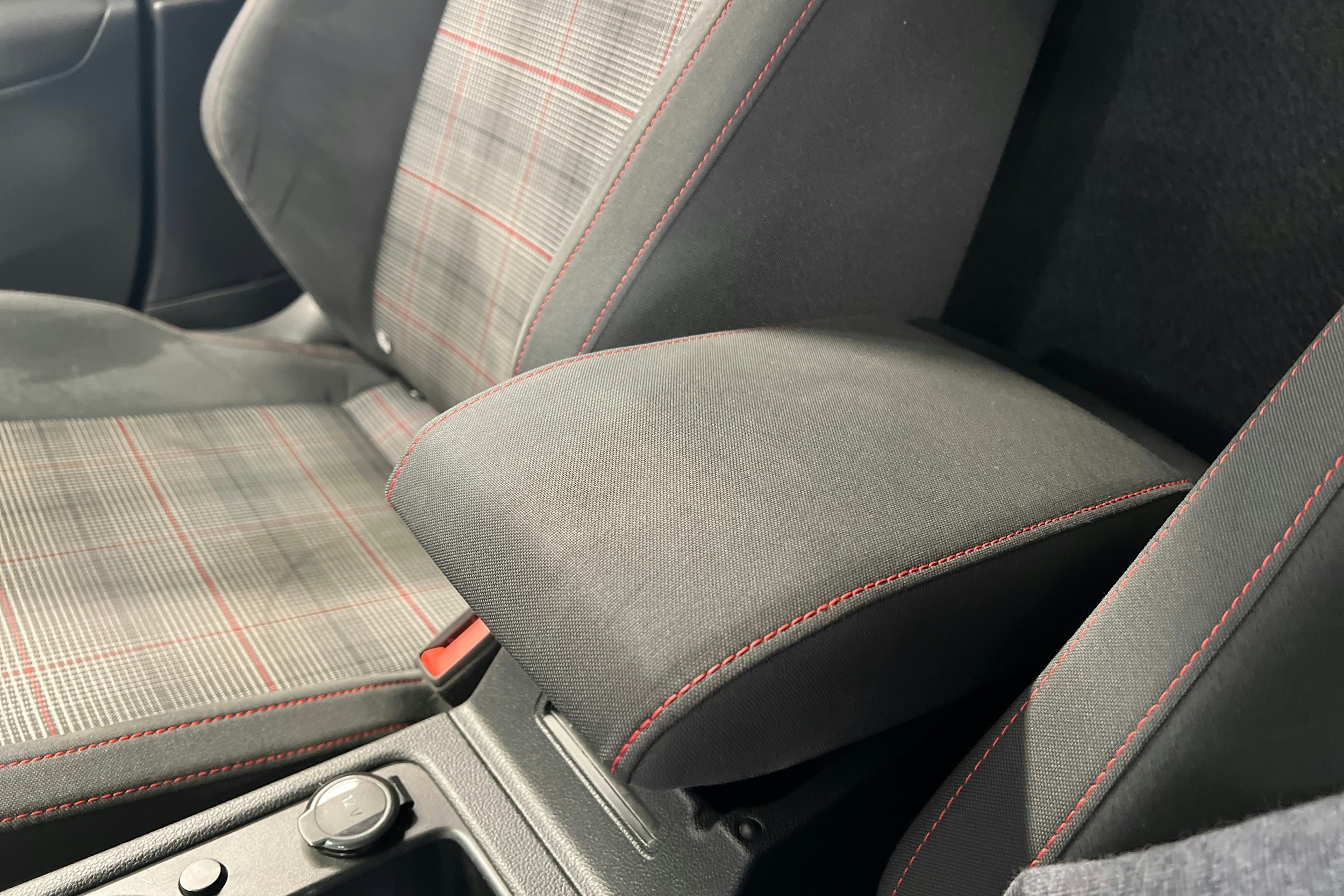 punainen Volkswagen Golf 2021 kuva 32.