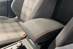 punainen Volkswagen Golf 2021 kuva 32.